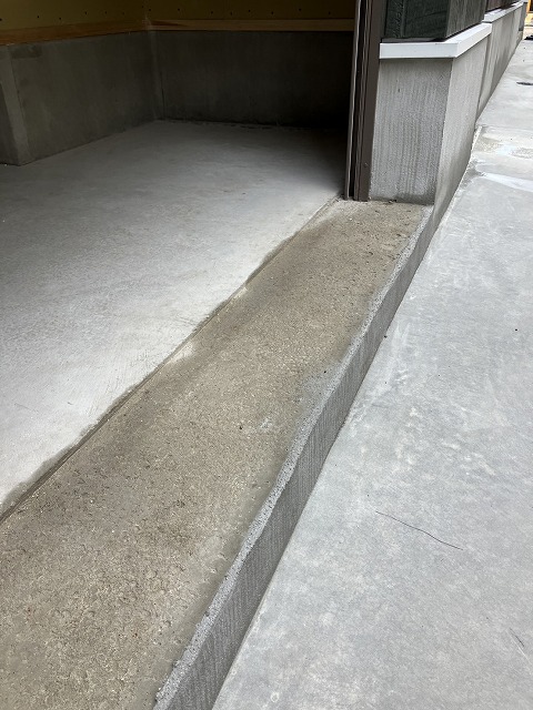 雨あがりのシャッター下